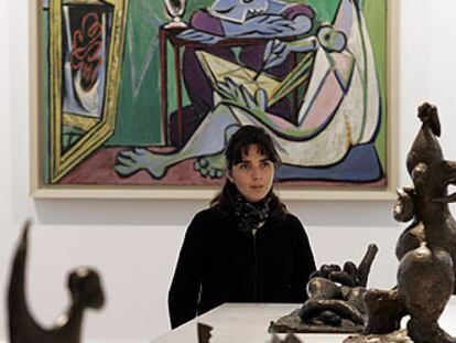 Figuras de Henri Laurens (delante) y <i>La musa,</i> de Picasso.
