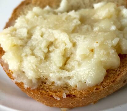 TOSTADA CON QUESO FLOR DE GUÍA / CAPEL