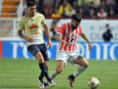 Luis Gallegos (d) controla el balón