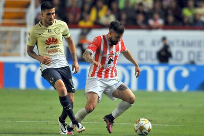 Luis Gallegos (d) controla el balón