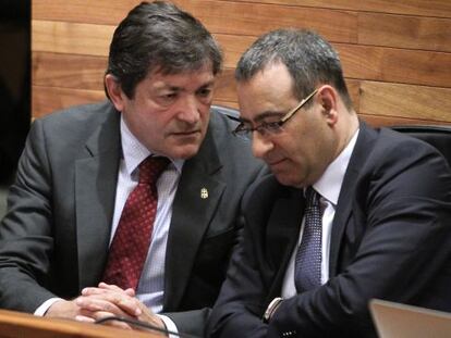 El candidato socialista a la Presidencia de Asturias, Javier Fernández, conversa con el portavoz socialista en el Parlamento, Fernando Lastra.