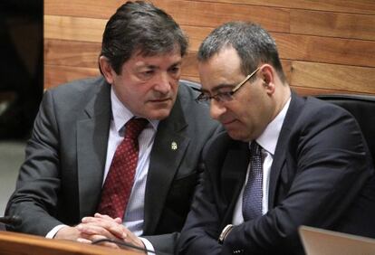 El candidato socialista a la Presidencia de Asturias, Javier Fernández, conversa con el portavoz socialista en el Parlamento, Fernando Lastra.