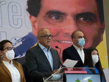 El presidente de la Asamblea Nacional, Jorge Rodriguez, en una rueda de prensa en Caracas este sábado ante un cartel de Alex Saab.