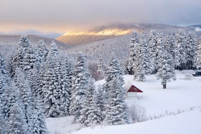 Montañas nevadas de Osmangazi en Bursa, Turquía. 
