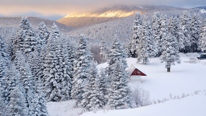 Montañas nevadas de Osmangazi en Bursa, Turquía.