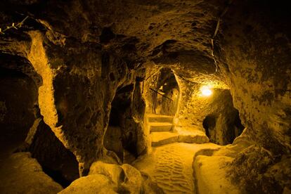 El laberinto de túneles con varios niveles superpuestos de Derinkuyu, como si fuera un rascacielos construido cavando hacia el interior de la tierra, es una de las visitas más impresionantes que se pueden realizar en la Capadocia turca. Impresiona más cuando te cuentan que aquí llegaron a vivir hasta 10.000 personas, como hormigas laboriosas.