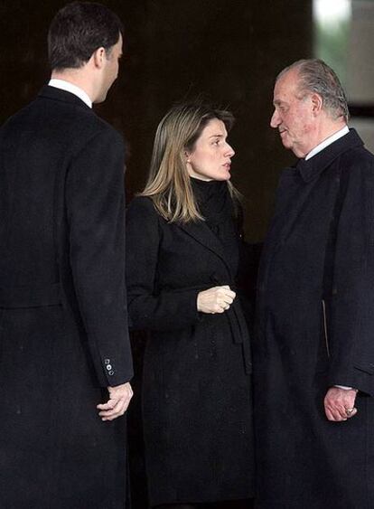 El Rey conversa con la princesa Letizia en presencia del príncipe Felipe.