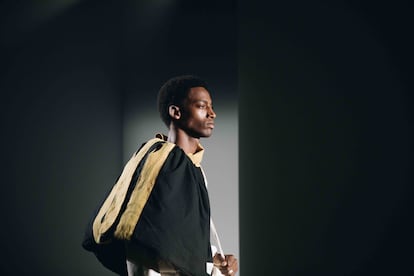 Un modelo en el 'backstage' del desfile de Tíscar Espadas en 080 Barcelona Fashion.