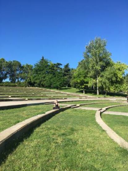 Gradas naturalizadas en el auditorio del parque Tierno Galván, en Madrid.