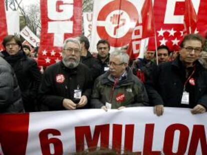 Los secretarios generales, de CCOO, Ignacio Fernández Toxo (2d), y de UGT, Cándido Méndez (2i), entre otros, en la cabecera de una manifestación convocada por la Cumbre Social. EFE/Archivo