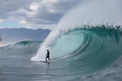 El surfista Barron Mamiya compite en la última jornad del 'Da Hui Backdoor' en el Pipeline de la costa norte de Oahu (Hawai).