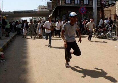Manifestantes antigubernamentales huyen de las fuerzas de seguridad yemeníes que han abierto fuego en la plaza Tahrir de Saná