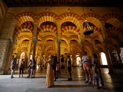 Un grupo de turistas recorre el interior la Mezquita-Catedral de Córdoba, uno de los bienes inmatriculados por la Iglesia.