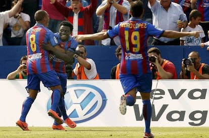Martins celebra el gol con sus compañeros