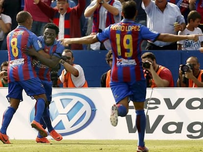 Martins celebra el gol con sus compañeros