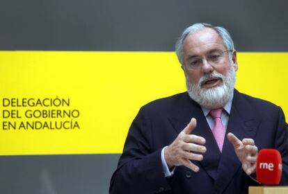 El ministro de Agricultura, Alimentación y Medio Ambiente, Miguel Arias Cañete, tras su reunión en Sevilla con los pescadores andaluces.