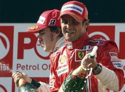 Fernando Alonso y Felipe Massa en el podio del Gran Premio de Turquía en 2007.
