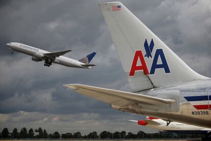 Dos aviones de compañías norteamericanas en el aeropuerto londinense de Heathrow.