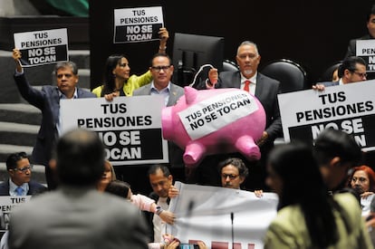 Diputados panistas en la tribuna votando en contra a la reforma de Afores.