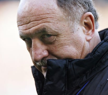 Um zagueiro ruim de bola que se tornou um treinador consagrado. Esse é Luiz Felipe Scolari, 65 anos. Gaúcho de Passo Fundo, Felipão, como os brasileiros o chamam, é a típica pessoa mal humorada e divertida ao mesmo tempo. Quando está de saco cheio, dá patadas em repórteres. Quando está animado, até conta piadas sobre os tempos em que jogava em clubes pequenos do sul do país. Após 31 anos de carreira como treinador, Felipão está em sua segunda passagem pela seleção canarinha. A primeira foi na Copa do Mundo de 2002, quando o Brasil chegou ao pentacampeonato mundial. Ironicamente, seu retorno aconteceu em um dos piores momentos de sua carreira. Deixou o clube que dirigia, o Palmeiras, que estava a ponto de ser rebaixado para a segunda divisão do Campeonato Brasileiro, o que de fato ocorreu em 2012. O que pesou a favor dele para substituir Mano Menezes não foi o momento técnico, mas sim o carisma que tem com os torcedores. Após sua primeira passagem pela seleção, Felipão viveu desafios muito distintos. Na seleção portuguesa, onde ficou cinco anos, obteve bons resultados (vice-campeão da Eurocopa e quarto lugar na Copa de 2006). Depois, teve uma breve e conturbada passagem pelo inglês Chelsea e pelo Bunyodkor, do Uzbequistão. Nos meios de comunicação, Felipão é visto como um excelente manipulador da mídia. Sabe usá-la quando quer valorizar seu time ou criar um ambiente instável entre os adversários. O que ele não esperava era que um dia seria manipulado. Apresentadores da rádio espanhola Cadena Cope ligaram para ele se passando pelo treinador espanhol Vicente Del Bosque. Felipão acreditou em cada palavra. O assunto da conversa era a convocação de Diego Costa. Felipão disse que contaria com os préstimos do atacante. Quando a notícia veio à tona, ele se viu obrigado a antecipar o chamado de Costa, que disse um sonoro não ao Brasil e optou jogar pela Espanha. Desde então, Felipão chutou a imprensa espanhola para escanteio. Agora, não dá mais entrevista para periódicos espanhóis.