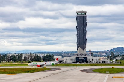 Torre de control en el  Aeropuerto Felipe Ángeles,  AIFA en el   Estado de México.