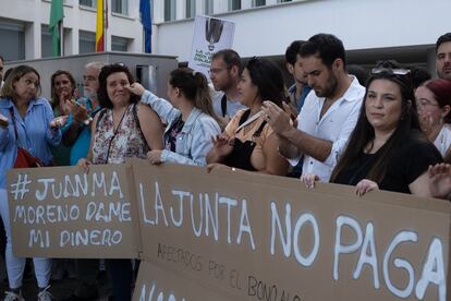 Concentración organizada por la plataforma de afectados por el Bono de alquiler joven, este lunes en Sevilla.