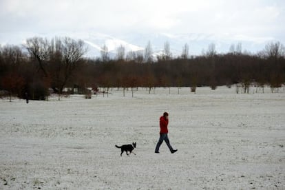 Los alrededores de Vitoria han amanecido este lunes con nieve.