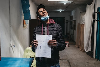 “Estoy aprendiendo varios oficios para ver si hay suerte y me dan un trabajo para poder ganarme la vida”, cuenta Yassine El Karfa, de 39 años y de Casa Blanca (Marruecos). “Desde que estoy en Almería me dedico a la recolección y venta de chatarra porque nadie me quiere contratar. Soy consciente de que ya no tengo 20 años, pero sé que soy válido para poder trabajar como obrero, pintor o de cualquier cosa que haga falta. Tan solo pido una oportunidad, pero tarda mucho en llegar”. El Karfa llegó en patera el pasado 13 de agosto y se instaló en el barrio El Puche. Reconoce que su situación es desesperada, ya que tampoco tiene una vivienda digna donde poder alojarse. A pesar de todo, mantiene la sonrisa intacta, y mira al cielo clamando por la suerte que no le ha llegado hasta el momento.