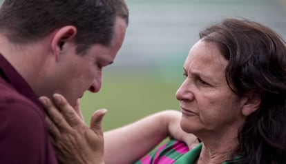 Guido Nunes e a mãe do goleiro Danilo.