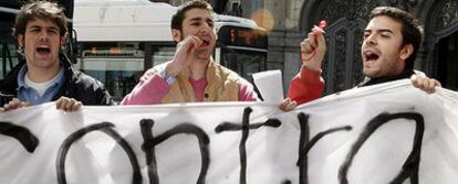 Manifestantes contra el aborto, ayer frente a la sede del Ministerio de Igualdad.