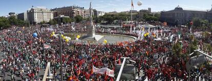 Thousands of people converge in Madrid&rsquo;s Col&oacute;n Square to demand the government take back its austerity measures. 