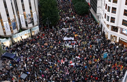 Manifestantes pedían este sábado la dimisión del presidente Carlos Mazón en Valencia.