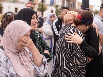 Varias mujeres lloran el pasado domingo durante la concentración en la plaza de la Constitución de las Pedroñeras.