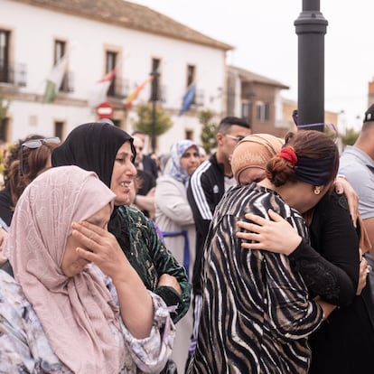 Varias mujeres lloran el pasado domingo durante la concentración en la plaza de la Constitución de las Pedroñeras.