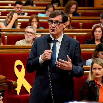 GRAFCAT731. BARCELONA, 23/07/2025.- El presidente de la Generalitat, Salvador Illa, durante una de sus intervenciones en la sesión de control al gobierno catalán en el pleno del Parlament, al día siguiente de comparecer para hablar sobre las investigaciones judiciales por casos de corrupción que afectan al PSOE. EFE/Enric Fontcuberta
