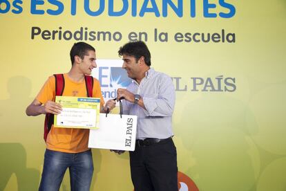 Nicolás Aranda ha ganado por “Entre las nubes”. C.P.E.I.P.S. LUTHER KING. San Cristobal de La Laguna. S.Cruz de Tenerife. Ricardo Gutiérrez, redactor jefe de Fotografía, entrega el premio.