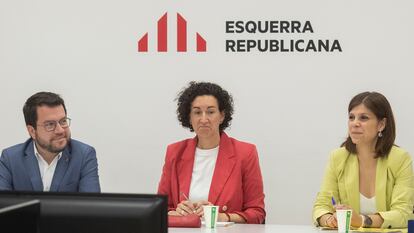 La comisión permanente de ERC reunida este lunes en Barcelona en su sede con la presidencia de la secretaria general del partido, Marta Rovira (en el centro), acompañada por Pere Aragonès y Marta Vilalta.