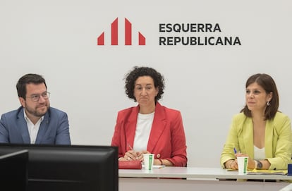 La comisión permanente de ERC reunida este lunes en Barcelona en su sede con la presidencia de la secretaria general del partido, Marta Rovira (en el centro), acompañada por Pere Aragonès y Marta Vilalta.