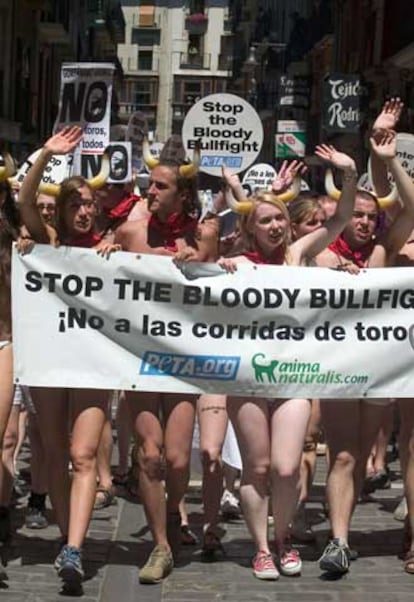 Protesta en Pamplona contra los encierros de San Fermín.