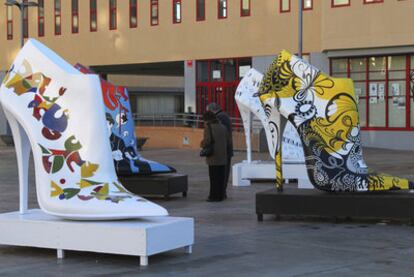 Cuatro de los zapatos de la exposición en homenaje al calzado.