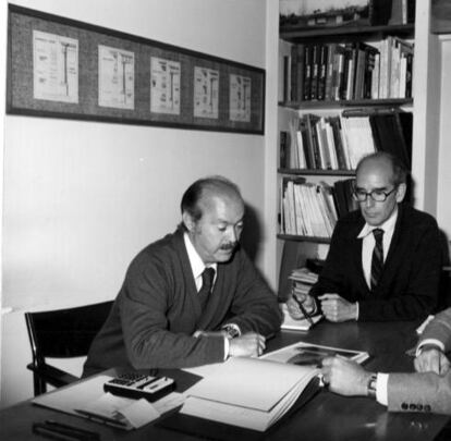 Los arquitectos Genaro Alas y Pedro Casariego en su estudio en 1980.