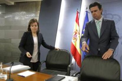 La vicepresidenta del Gobierno, Soraya Sáenz de Santamaría, y el ministro de Industria, Energía y Turismo, José Manuel Soria, durante la rueda de prensa posterior a la reunión del Consejo de Ministros. EFE/Archivo