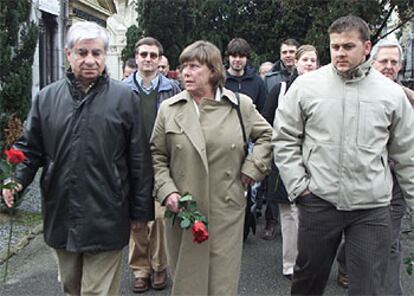 La eurodiputada Bárbara Dührkop, viuda de Enrique Casas, entre su hijo (derecha) y Manuel Huertas, ayer en el homenaje en Polloe.