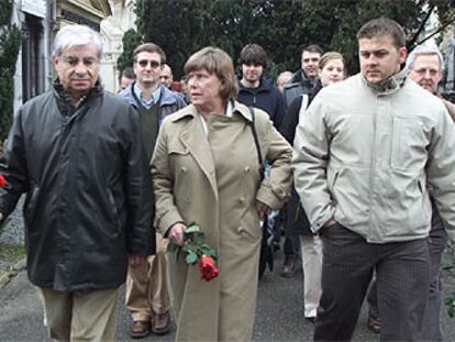 La eurodiputada Bárbara Dührkop, viuda de Enrique Casas, entre su hijo (derecha) y Manuel Huertas, ayer en el homenaje en Polloe.