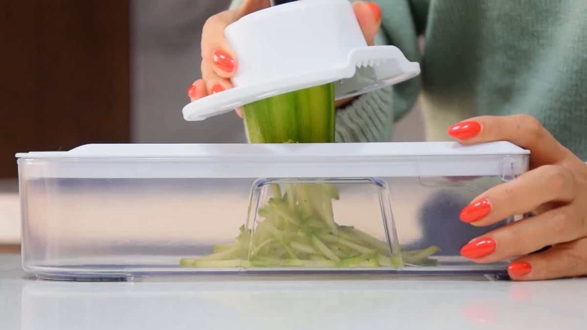 Este cortador de verduras ayuda a ahorrar tiempo en la cocina.