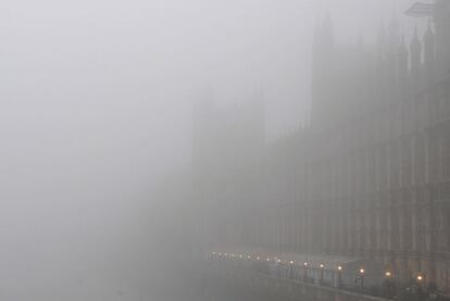 Vista de las Casas del Parlamento en una mañana nublada en Londres (Gran Bretaña).