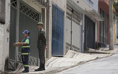 Mirley e o soldado do Exército, Jacinto, em São Paulo.