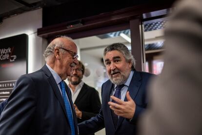 Vicente del Bosque (i) y José Manuel Rodríguez Uribes (d) durante el acto de presentación del Campus Vicente del Bosque en Santander el pasado mes de marzo.