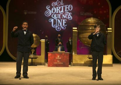 Alexander René Herrera (izquierda) y Unai Barón Maldonado (derecha) cantan el 72897, agraciado con el Gordo del Sorteo Extraordinario de la Lotería de Navidad.