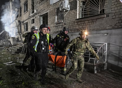 Los equipos de rescate trasladan a un herido tras un bombardeo ruso contra un edificio de viviendas en la ciudad de Zaporiyia, este jueves.